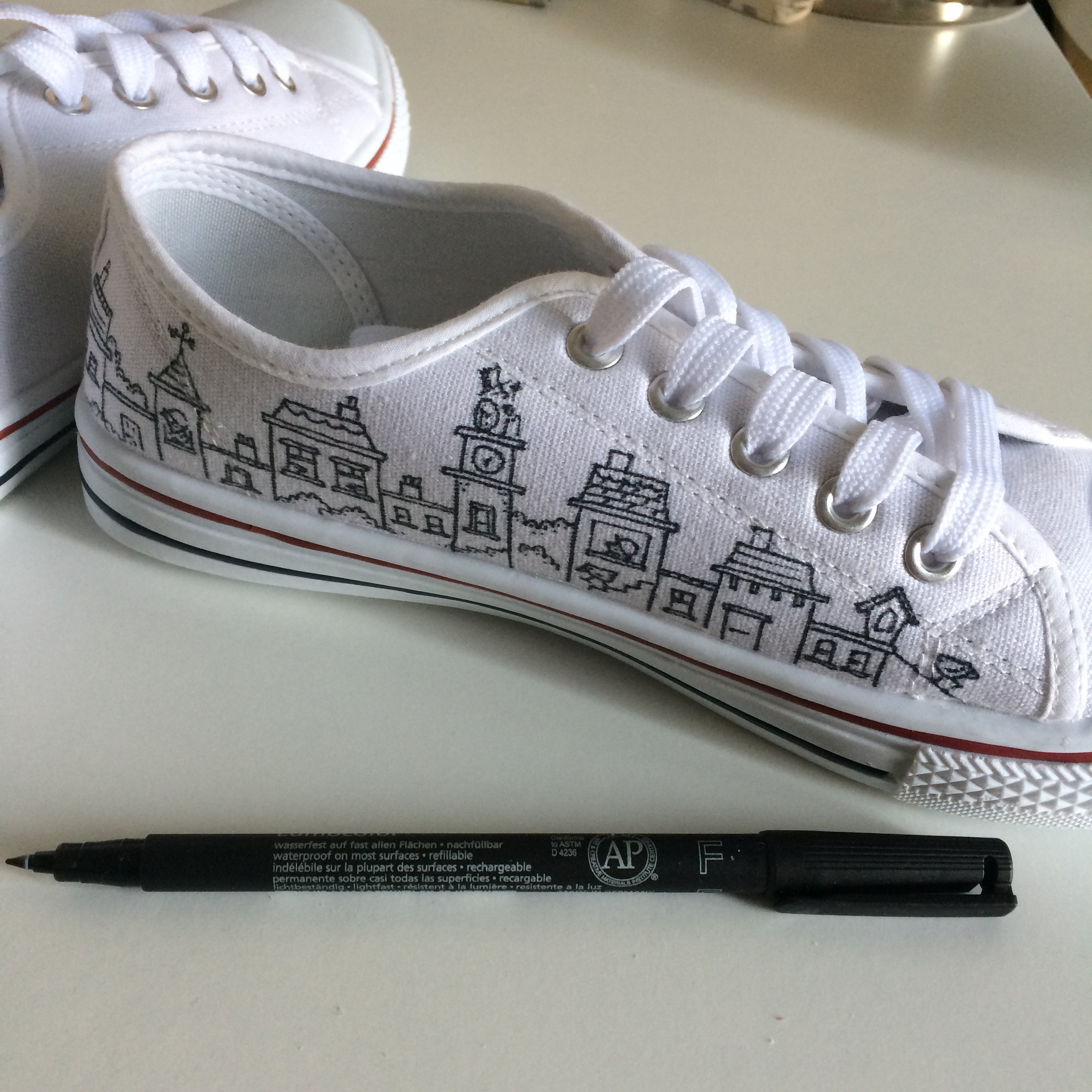 Converse – Drawing on sneakers